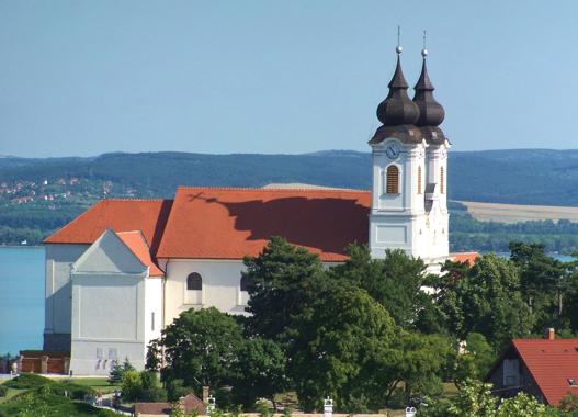 Die Kirche aus Óvar Hügel