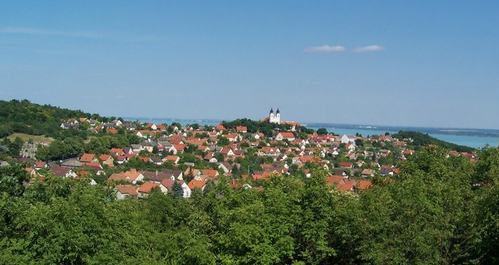 Ein Blick auf das Dorf von Kiserdő Hügel